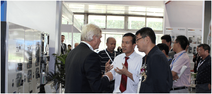 赫茲曼電力參展人員在向南方電網(wǎng)生產(chǎn)部主任介紹產(chǎn)品技術