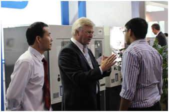 赫茲曼與客戶交流1 赫茲曼與客戶交流1