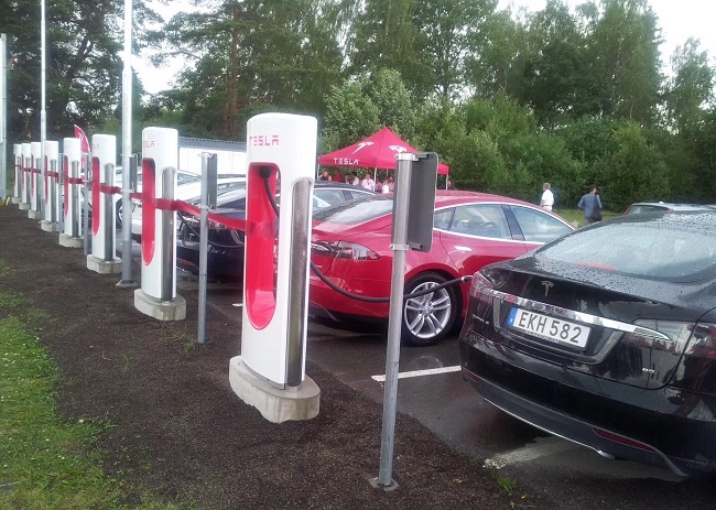 特斯拉超級(jí)充電站的開關(guān)柜